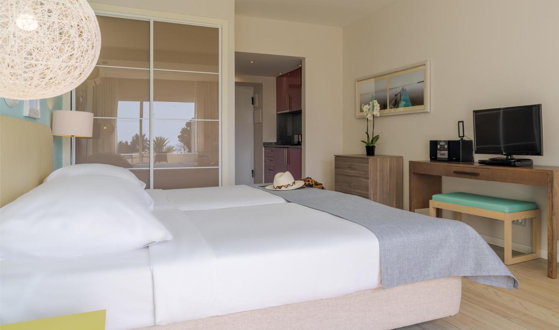 Pestana Alvor Praia Premium Beach & Golf Resort Dış mekan fotoğraf A typical bedroom in a hotel