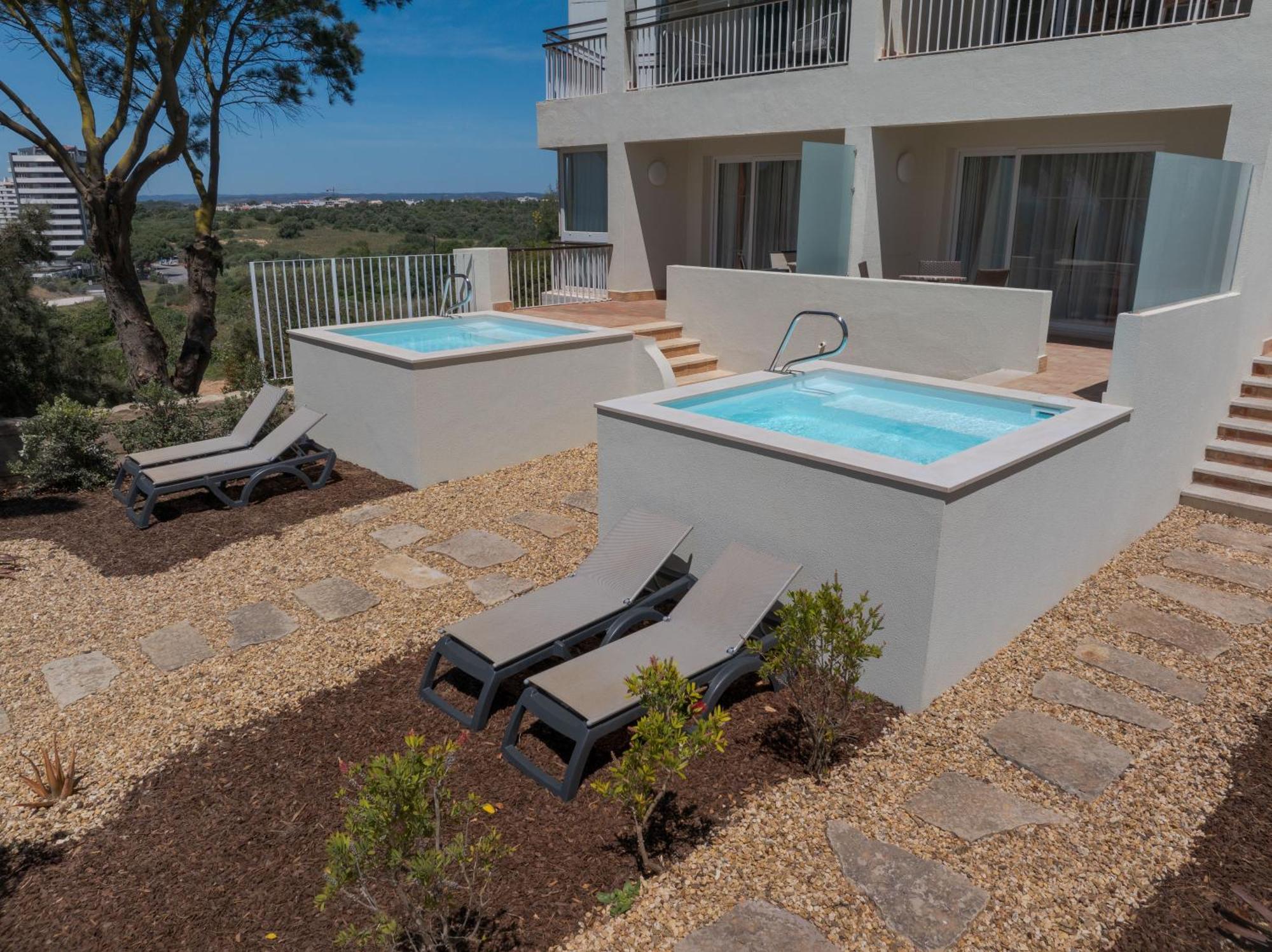 Pestana Alvor Praia Premium Beach & Golf Resort Dış mekan fotoğraf A private pool at a hotel